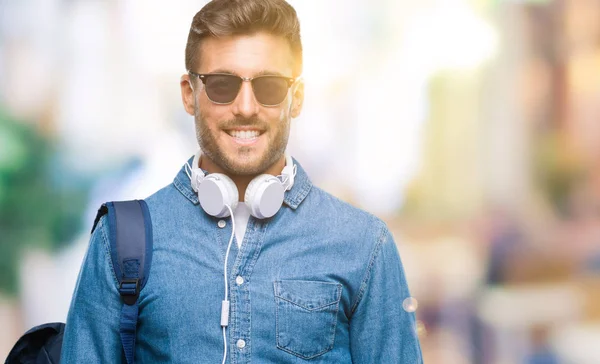 Jovem Turista Bonito Vestindo Fones Ouvido Mochila Sobre Fundo Isolado — Fotografia de Stock