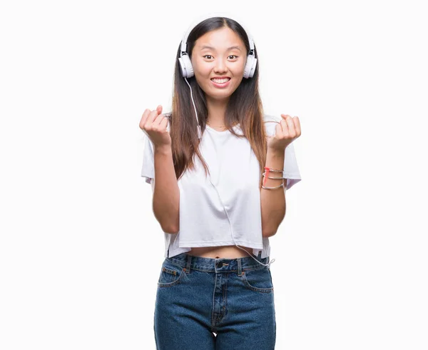 Jonge Aziatische Vrouw Luisteren Naar Muziek Dragen Hoofdtelefoon Geïsoleerde Achtergrond — Stockfoto