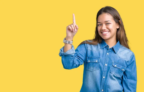 Jovem Bela Mulher Morena Vestindo Camisa Jeans Azul Sobre Fundo — Fotografia de Stock