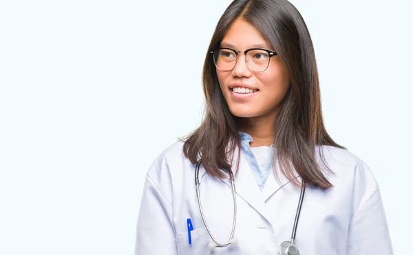 Mladý Lékař Asijské Žena Nad Izolované Pozadí Pohledu Daleko Stranu — Stock fotografie