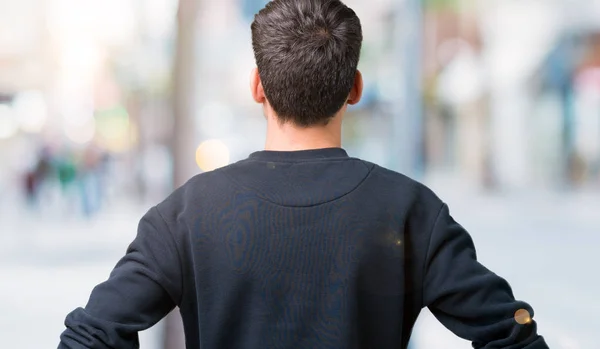 Junger Gutaussehender Mann Über Isoliertem Hintergrund Der Rückwärts Steht Und — Stockfoto