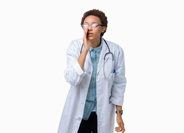 Mujer Joven Afroamericana Doctora Con Abrigo Médico Sobre Fondo Aislado — Foto de Stock
