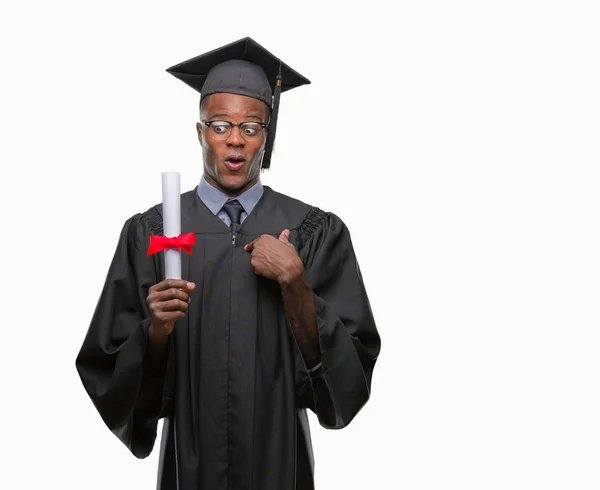 Giovane Laureato Afroamericano Uomo Possesso Laurea Sfondo Isolato Con Faccia — Foto Stock