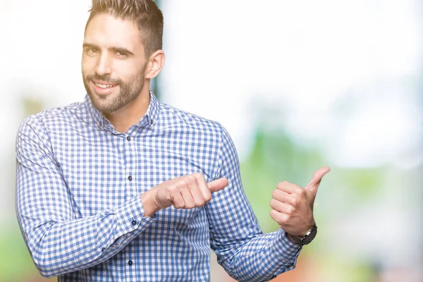 Joven Hombre Guapo Sobre Fondo Aislado Señalando Hacia Atrás Con —  Fotos de Stock