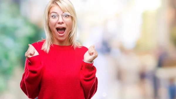 Giovane Bella Donna Bionda Indossa Maglione Occhiali Sfondo Isolato Celebrando — Foto Stock