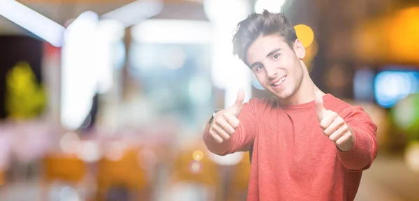 Junger Gutaussehender Mann Mit Isoliertem Hintergrund Der Eine Positive Geste — Stockfoto