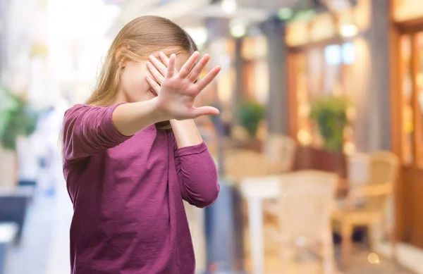 Jeune Belle Fille Sur Fond Isolé Couvrant Les Yeux Avec — Photo