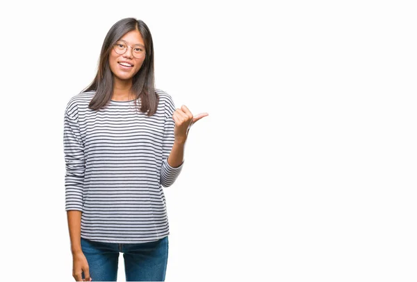 Jovem Ásia Mulher Vestindo Óculos Sobre Isolado Fundo Sorrindo Com — Fotografia de Stock