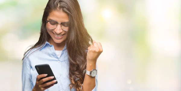 Junge Schöne Arabische Frau Die Mit Dem Smartphone Vor Isoliertem — Stockfoto