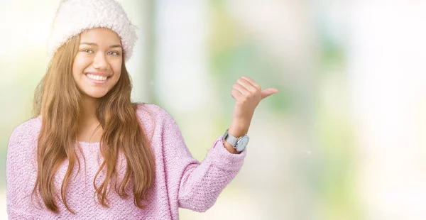 Junge Schöne Brünette Frau Trägt Pullover Und Wintermütze Über Isoliertem — Stockfoto