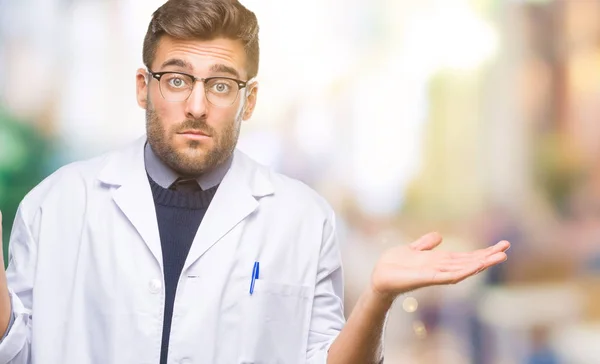 Junger Gutaussehender Mann Mit Doktor Wissenschaftlichem Mantel Über Isoliertem Hintergrund — Stockfoto