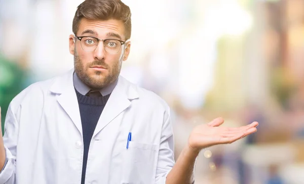 Jovem Homem Bonito Vestindo Médico Cientifica Casaco Sobre Fundo Isolado — Fotografia de Stock