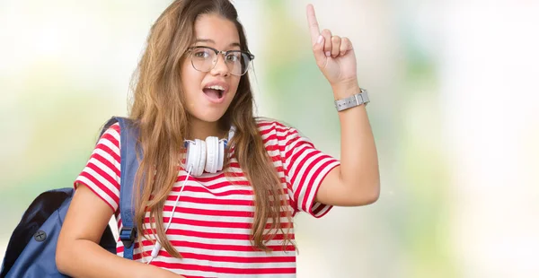 Ung Vacker Brunett Student Kvinna Bär Hörlurar Och Ryggsäck Över — Stockfoto