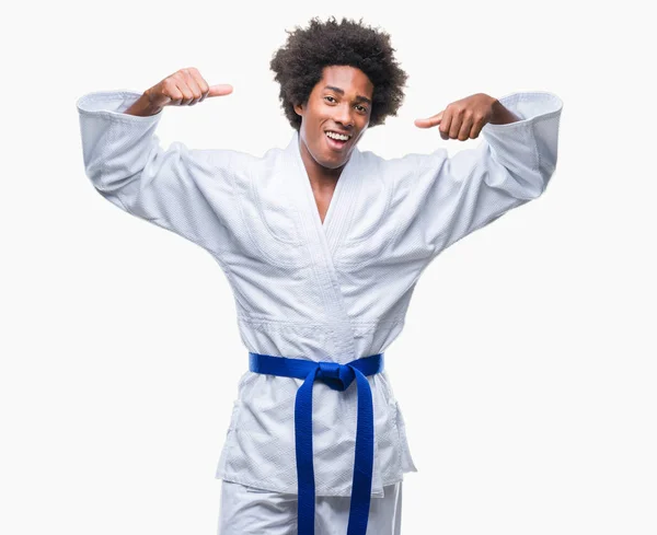 Afro Amerikansk Man Bär Karate Kimono Över Isolerade Bakgrund Visar — Stockfoto
