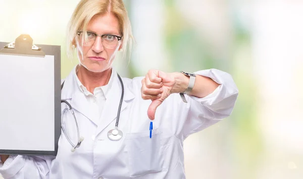 Medelålders Blond Läkare Kvinna Hålla Urklipp Över Isolerade Bakgrund Med — Stockfoto