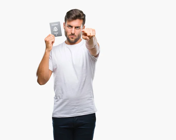 Joven Hombre Guapo Sosteniendo Pasaporte Estados Unidos Sobre Fondo Aislado —  Fotos de Stock