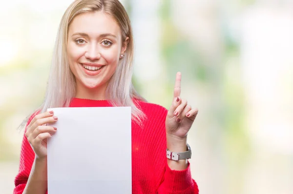 Joven Mujer Rubia Sosteniendo Hoja Papel Blanco Sobre Fondo Aislado —  Fotos de Stock