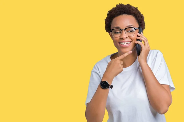Jeune Femme Afro Américaine Parlant Téléphone Sur Fond Isolé Très — Photo