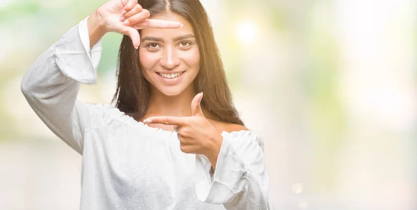 Mujer Árabe Hermosa Joven Sobre Fondo Aislado Sonriendo Haciendo Marco —  Fotos de Stock
