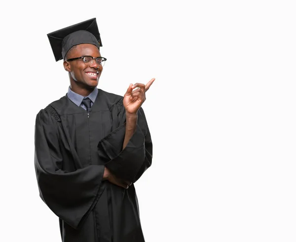 年轻毕业的非洲裔美国男子在孤立的背景下 脸上的一个大微笑 用手和手指指着侧面看着相机 — 图库照片