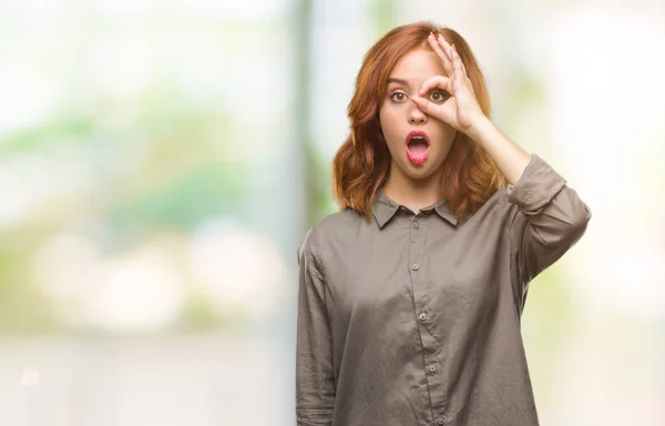 Joven Mujer Hermosa Sobre Fondo Aislado Haciendo Gesto Conmocionado Con — Foto de Stock