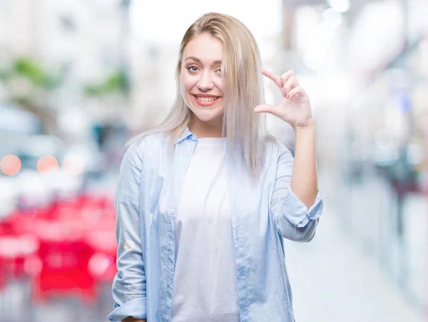 Mujer Rubia Joven Sobre Fondo Aislado Sonriente Seguro Gesto Con — Foto de Stock