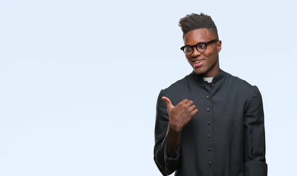 Jonge Priester Van Afro Amerikaanse Man Geïsoleerde Achtergrond Glimlachend Met — Stockfoto