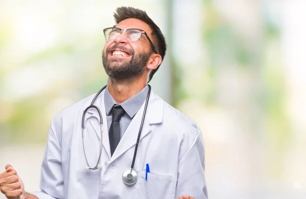 Gülümseyen Başarı Için Çığlık Yetişkin Spanyol Doktor Yalıtılmış Arka Plan — Stok fotoğraf