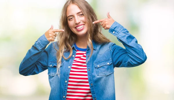 Bella Giovane Donna Bionda Sfondo Isolato Sorridente Fiducioso Mostrando Indicando — Foto Stock