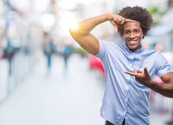 Homem Afro Americano Sobre Fundo Isolado Sorrindo Fazendo Quadro Com — Fotografia de Stock