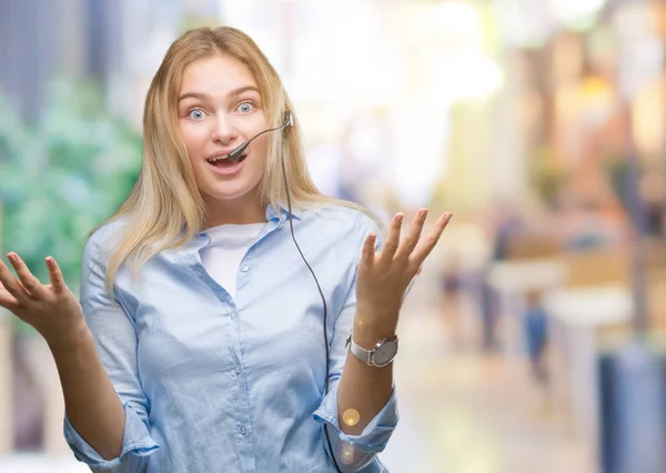 Jonge Kaukasische Zakenvrouw Call Center Hoofdtelefoon Dragen Geïsoleerd Achtergrond Gek — Stockfoto