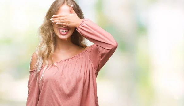 Linda Jovem Loira Sobre Fundo Isolado Sorrindo Rindo Com Mão — Fotografia de Stock