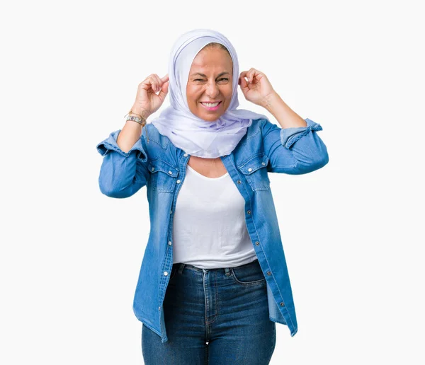 Medelåldern Östra Arabisk Kvinna Bära Arabiska Hijab Över Isolerade Bakgrund — Stockfoto