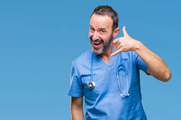 中年白医生穿着医疗制服在孤立的背景微笑着用手和手指做电话手势喜欢在电话里说话 传达概念 — 图库照片