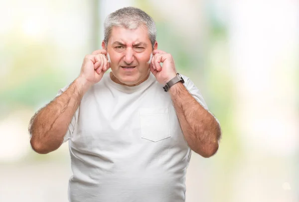 騒々しい音楽のノイズの腹式指で耳を覆う孤立した背景にハンサムな年配の男性 聴覚障害者の概念 — ストック写真