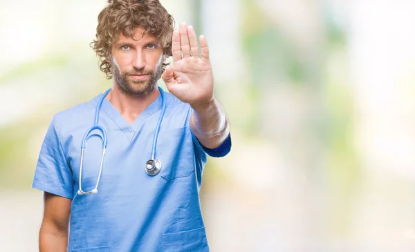 英俊的西班牙外科医生的人在孤立的背景下做停止唱歌与手掌的手 脸上带有否定和严肃手势的警告表达式 — 图库照片