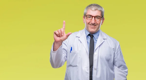 잘생긴 과학자 남자에 코트를 성공적인 아이디어를 가리키는 손가락 — 스톡 사진