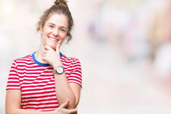 Hermosa Morena Pelo Rizado Joven Con Mirada Casual Sobre Fondo — Foto de Stock