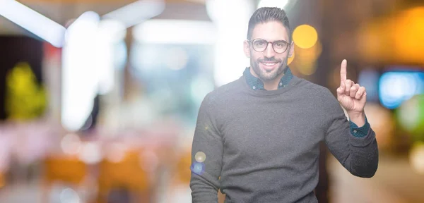 Joven Hombre Guapo Con Gafas Sobre Fondo Aislado Mostrando Apuntando — Foto de Stock