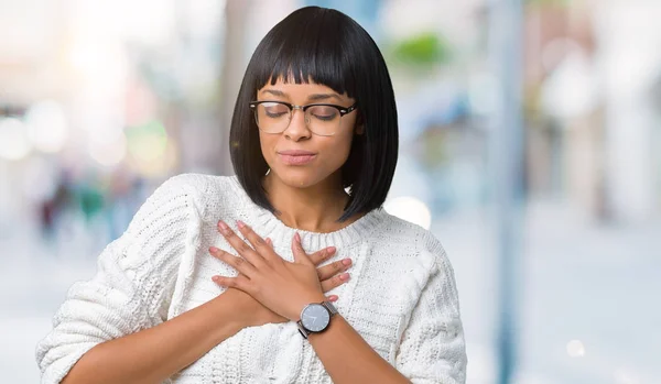 Hermosa Mujer Afroamericana Joven Con Gafas Sobre Fondo Aislado Sonriendo — Foto de Stock