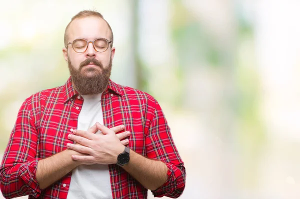 Joven Hipster Caucásico Con Gafas Sobre Fondo Aislado Sonriendo Con —  Fotos de Stock