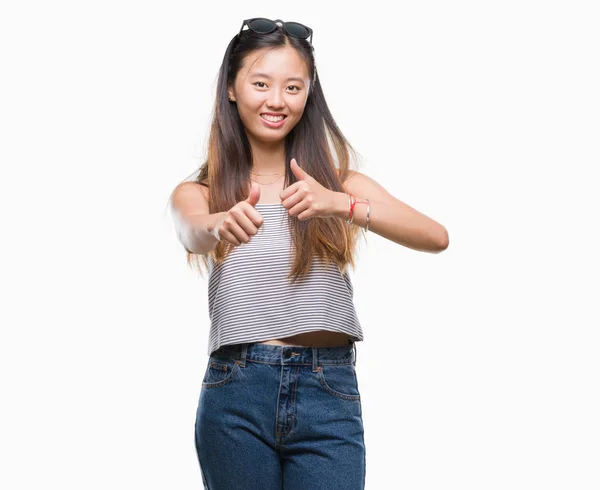 Junge Asiatische Frau Mit Sonnenbrille Über Isoliertem Hintergrund Zustimmend Positive — Stockfoto