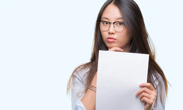 Jovem Mulher Asiática Segurando Papel Branco Sobre Fundo Isolado Rosto — Fotografia de Stock