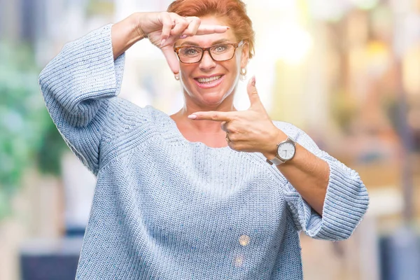 Atractiva Mujer Pelirroja Caucásica Mayor Con Gafas Sobre Fondo Aislado —  Fotos de Stock