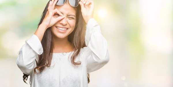 Jonge Mooie Arabische Vrouw Dragen Van Een Zonnebril Geïsoleerde Achtergrond — Stockfoto