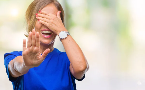 Mujer Hispana Mayor Mediana Edad Sobre Fondo Aislado Que Cubre — Foto de Stock