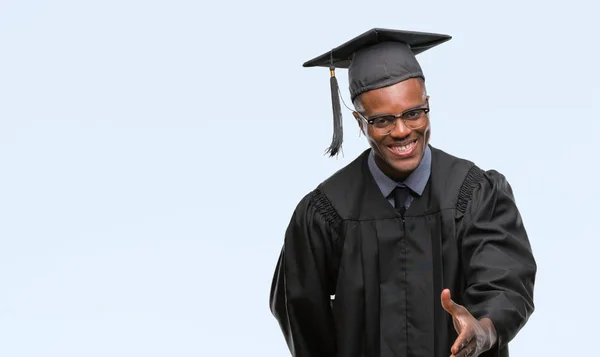 Jovem Graduado Afro Americano Sobre Fundo Isolado Sorrindo Amigável Oferecendo — Fotografia de Stock