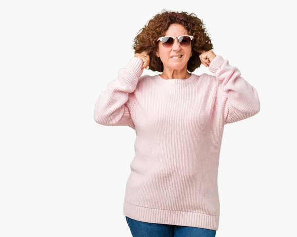 Gyönyörű Középső Ager Vezető Visel Rózsaszín Pulóver Napszemüveg Felső Fülek — Stock Fotó