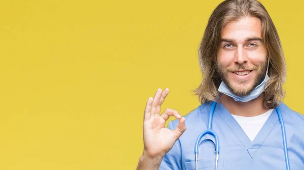 Gülümseyen Izole Arka Plan Üzerinde Uzun Saçlı Genç Yakışıklı Doktor — Stok fotoğraf