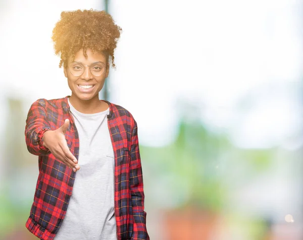 Linda Jovem Afro Americana Vestindo Óculos Sobre Fundo Isolado Sorrindo — Fotografia de Stock